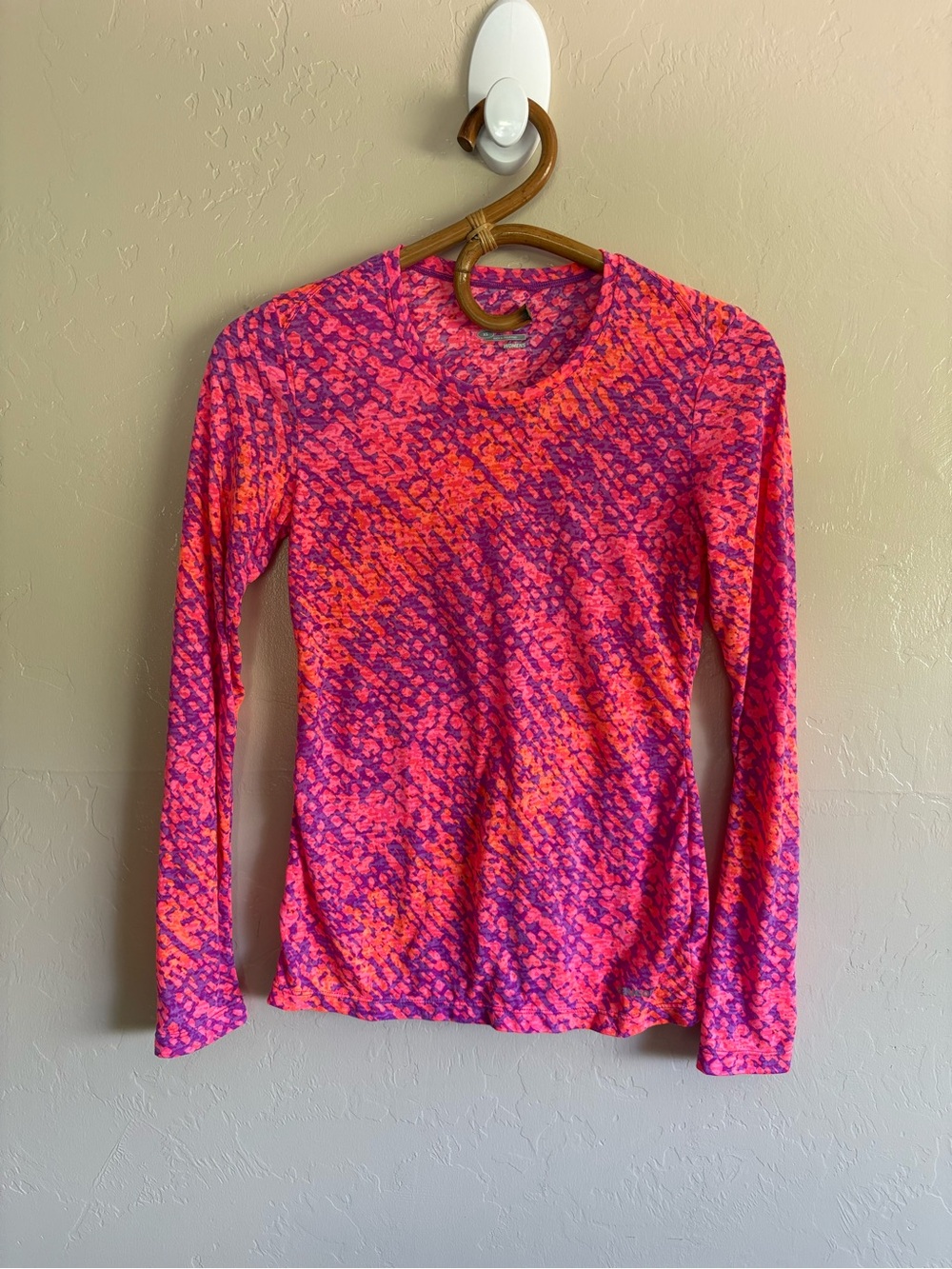 Saucony Women’s Long Sleeve Vibrant Hot Pink Lightweight Running Shirt Size XS